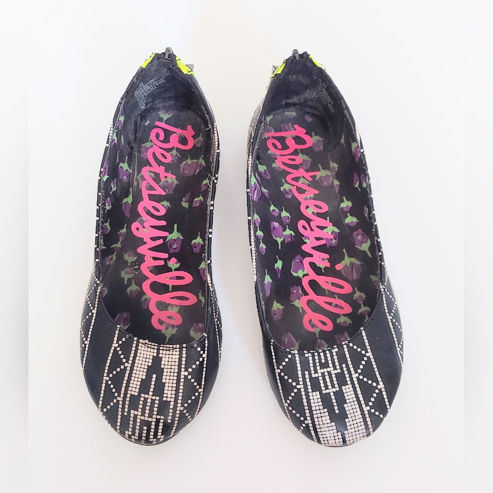 Betsey Johnson Betseyville Aztec Studded Zipper Back Flats Womens Size 6.5 - Picture 2 of 7